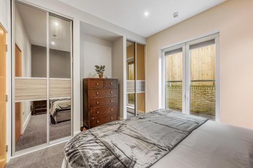 Large Modern One Bedroom Apartment — 4-Star Luxury Hotel in London, United Kingdom