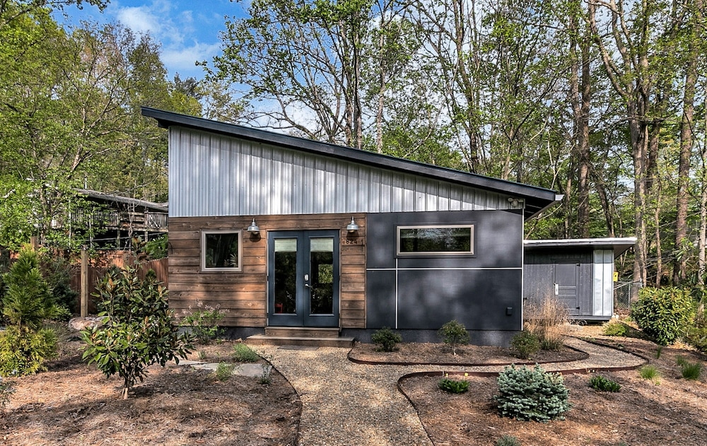 Cozy Laurel Cabin — 4-Star Luxury Hotel in Black Mountain, United States