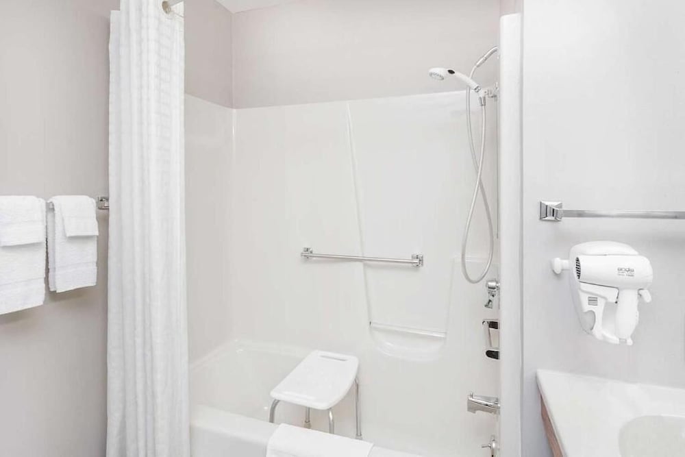 Watseka 24 Inn & Suites - photo 30