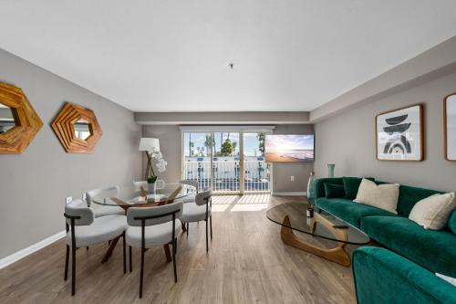 Ocean Views Rooftop Pool 2BR Santa Monica — 4-Star Luxury Hotel in Los Angeles, United States