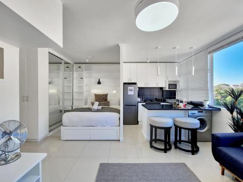 Secure Sea Point Stay with Mountain Views