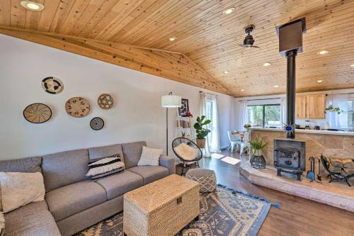 1 Mi to Hiking: Chic Show Low Escape w Fire Pit in Show Low, United States