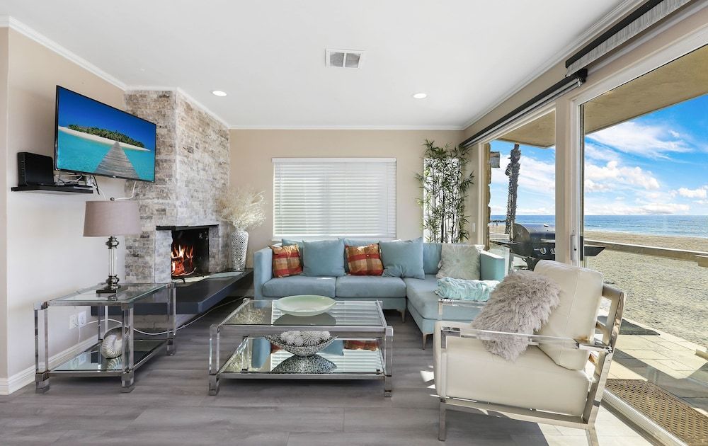 8BR Beach Duplex with Ocean Views Patio & Pool Table in Newport Beach, United States