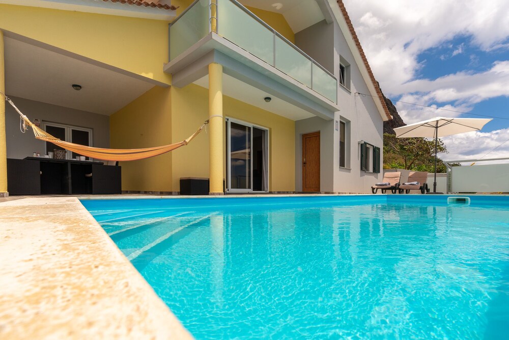 The Blue Pearl Villa Paul — 4-Star Luxury Hotel in Calheta, Portugal