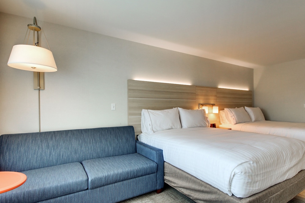 Holiday Inn Express & Suites Galesburg by IHG - photo 12