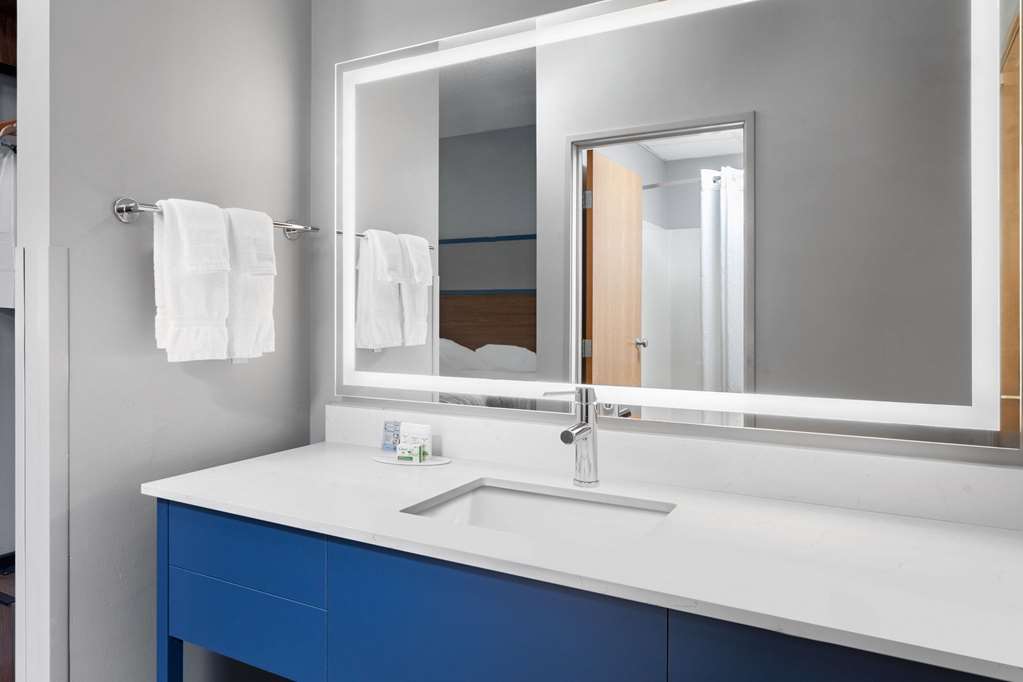 Super 8 by Wyndham Eagle River - photo 32