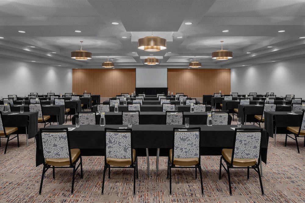 Embassy Suites by Hilton Phoenix Biltmore - photo 45