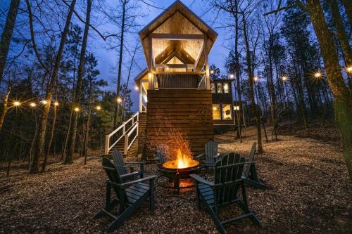 Winter Retreat in the Pines Cozy Cabin & Fire Pit Nights — 4-Star Luxury Hotel in Broken Bow, United States