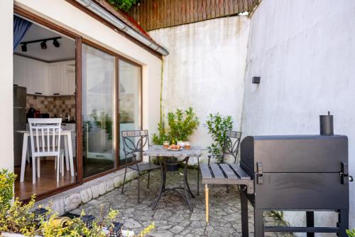 Ceahlau Cozy House with Terrace Bbq & Free Parking — 4-Star Luxury Hotel in Brasov, Romania