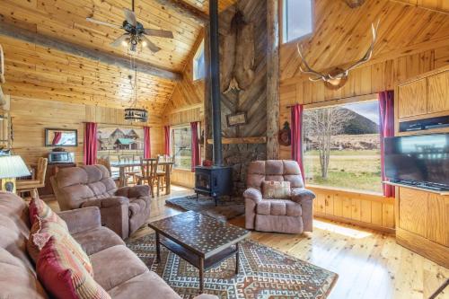 Wolfe's Den - carbon neutral hotel in Creede