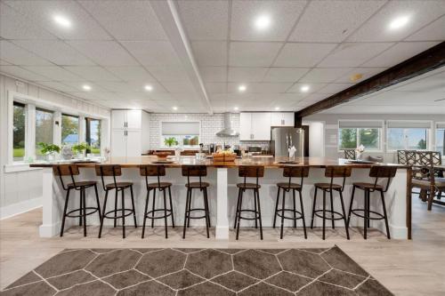Whitewaters Main plus Genoa on Oneida Lake Sleeps 19 — hotel in Canastota