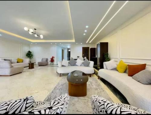 شقة فاخرة بإطلالة مباشرة على النيل الدور 23 Luxury Nile View Apartment 23Rd Floor — 4-Star Luxury Hotel in Cairo, Egypt