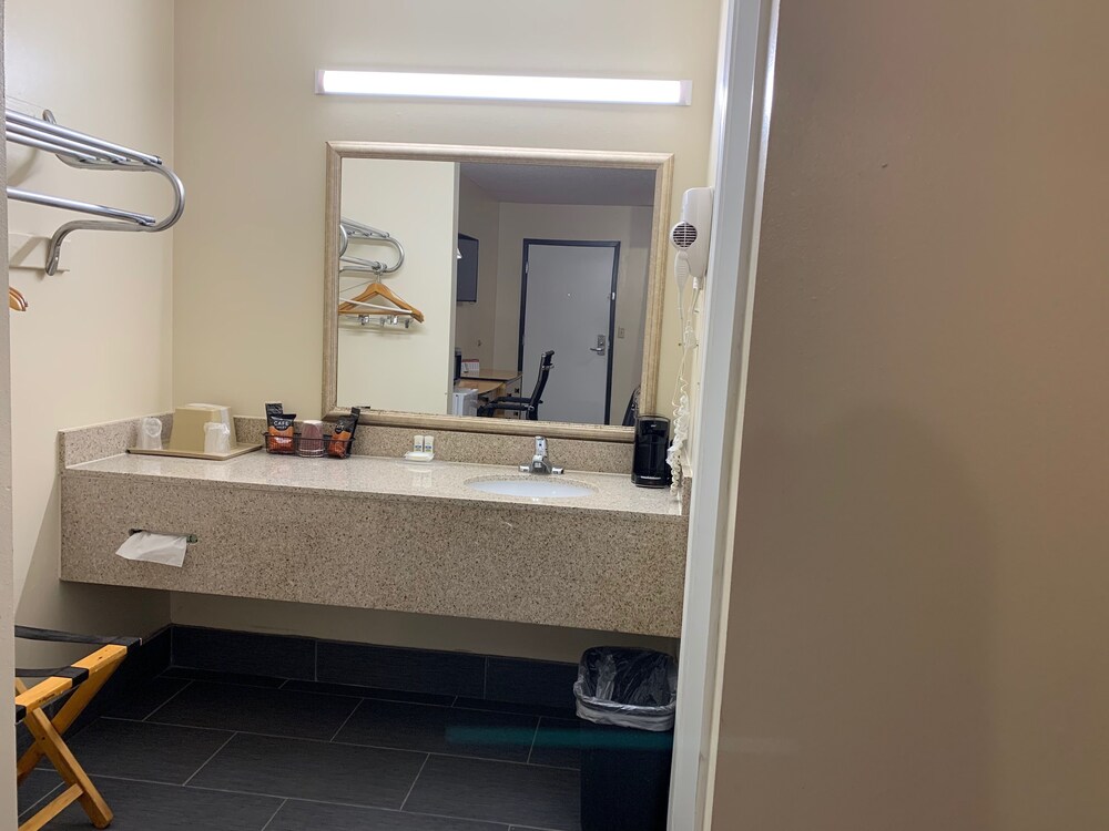 Regency 7 Motel - photo 12