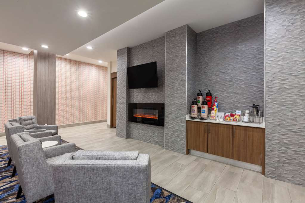 La Quinta Inn & Suites by Wyndham Lafayette Oil Center - photo 33