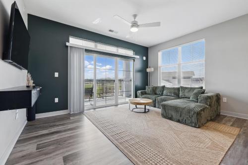 Irie Living Replenish Kg 2Bd Gym Pool Brand New — 4-Star Luxury Hotel in Whitestown, United States