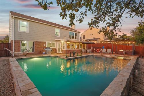 5BD 3BA Retreat Pool Firepit Cinema Games BBQ — hotel in North Richland Hills