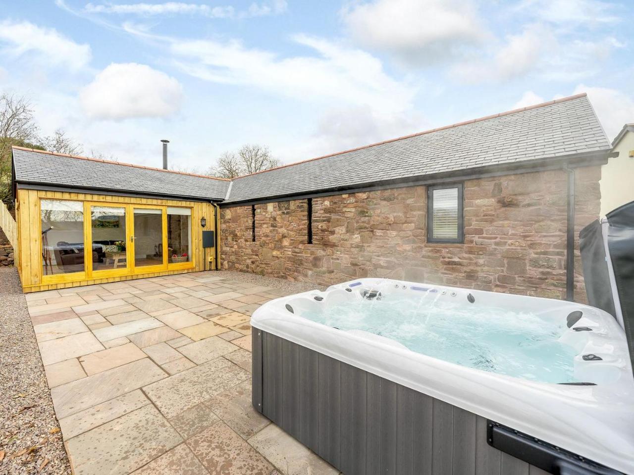 Tyr Ywen Cottage — 5-Star Luxury Hotel in Abergavenny, United Kingdom