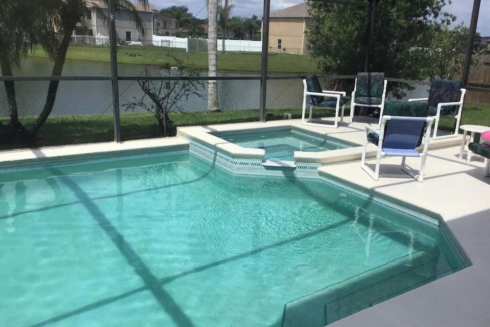 5 bed Private Lakeside Villa and South Facing Pool — 4-Star Luxury Hotel in Kissimmee, United States