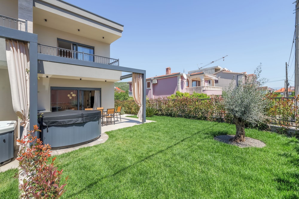 Villa Trixie Green Garden Villas — 4-Star Luxury Hotel in Donji Seget, Croatia