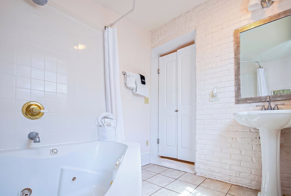 Inn on Charlotte Boutique Hotel - photo 4