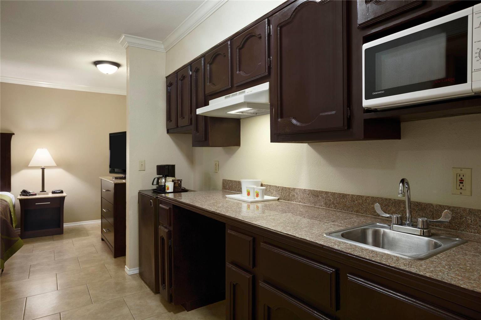 Super 8 Wyndham McAllen Downtown City Center Plaza Mall Airport - photo 14