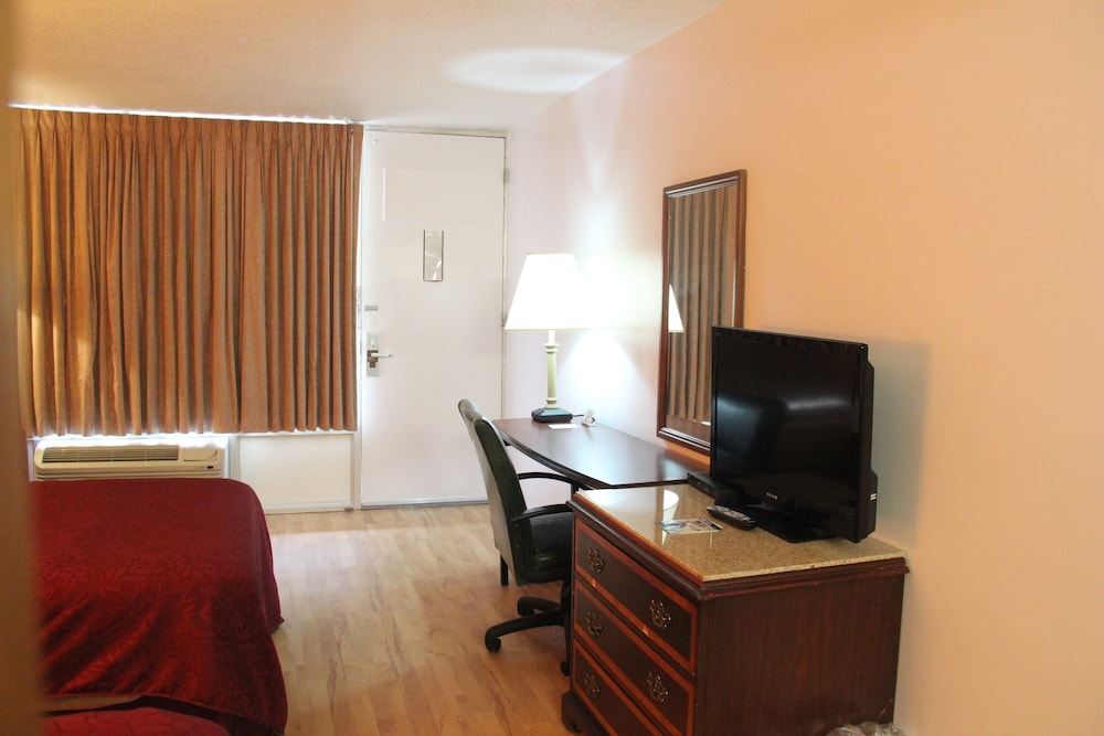 Norfolk Country Inn and Suites - photo 9