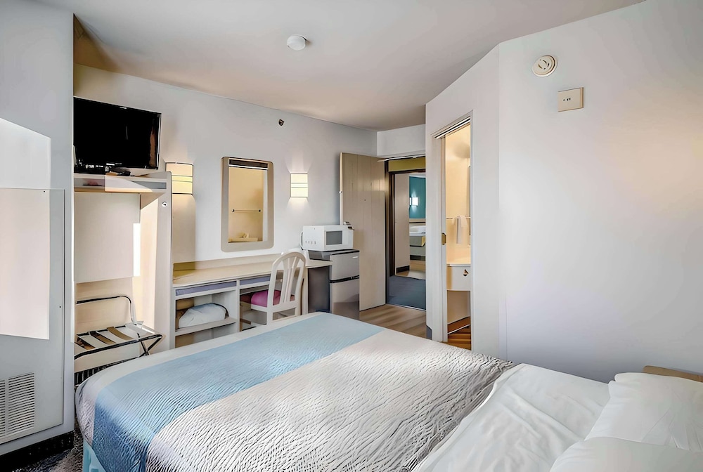 Econo Lodge Menomonie - photo 4