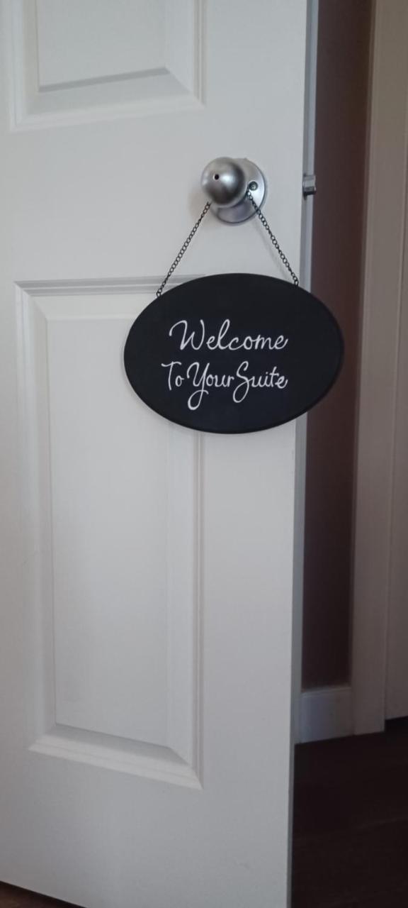 Mountain Calm & Private Ensuite Hosted by Maureen — Calgary — photo 3