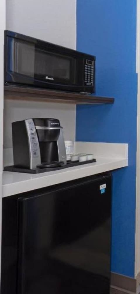 Holiday Inn Express & Suites Firestone Longmont by IHG - photo 11