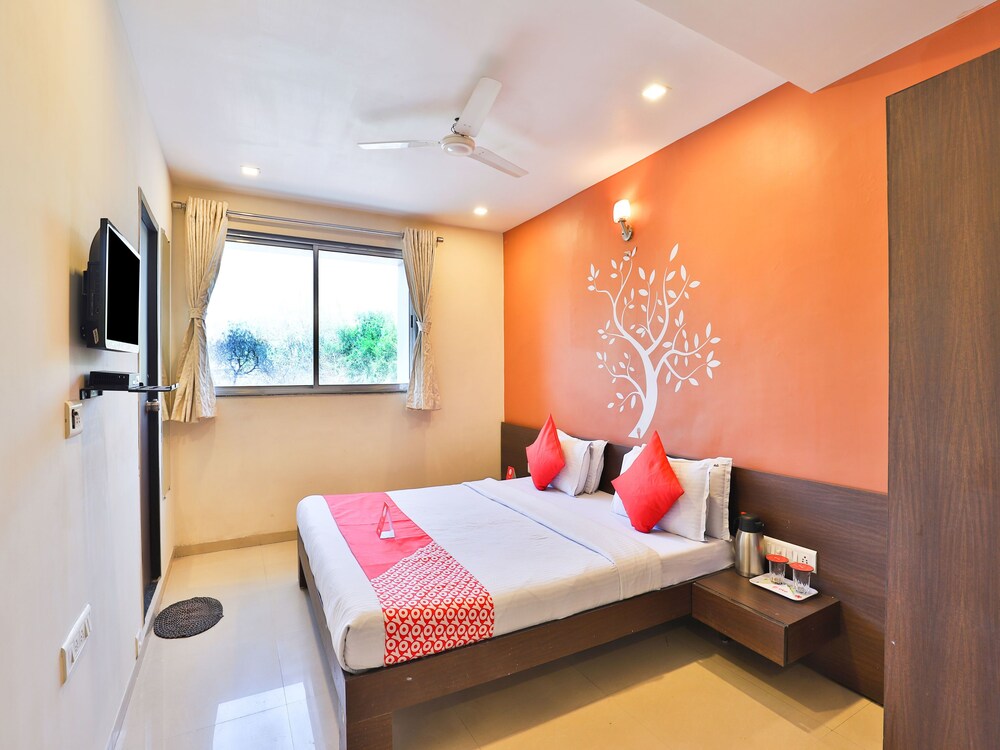Oyo 2466 Laljis Hotel