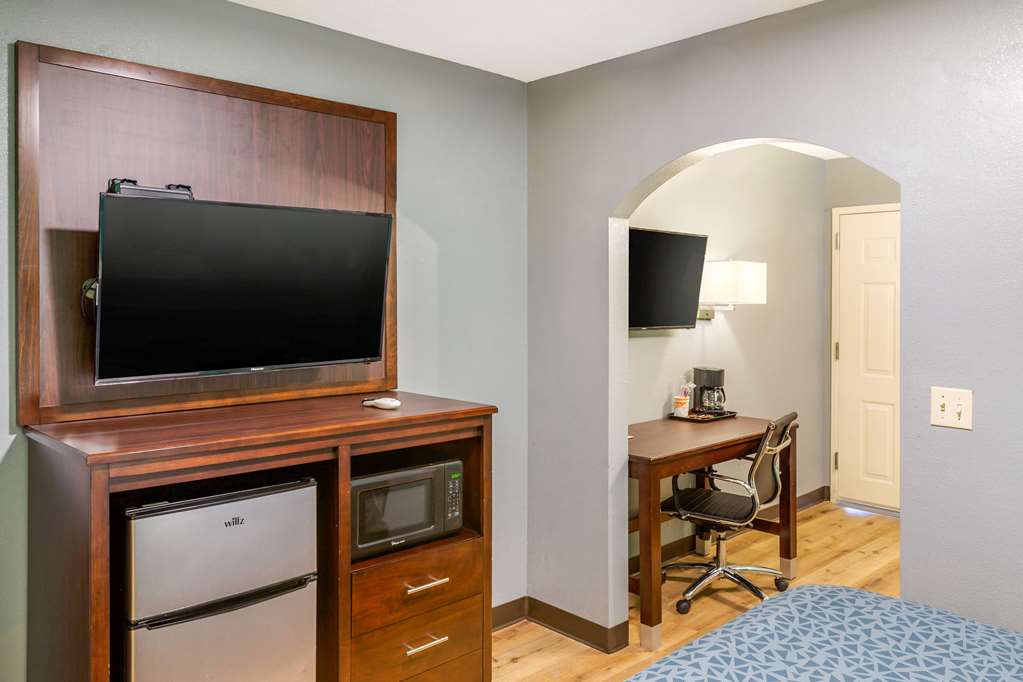 Econo Lodge West Coors Blvd - photo 30