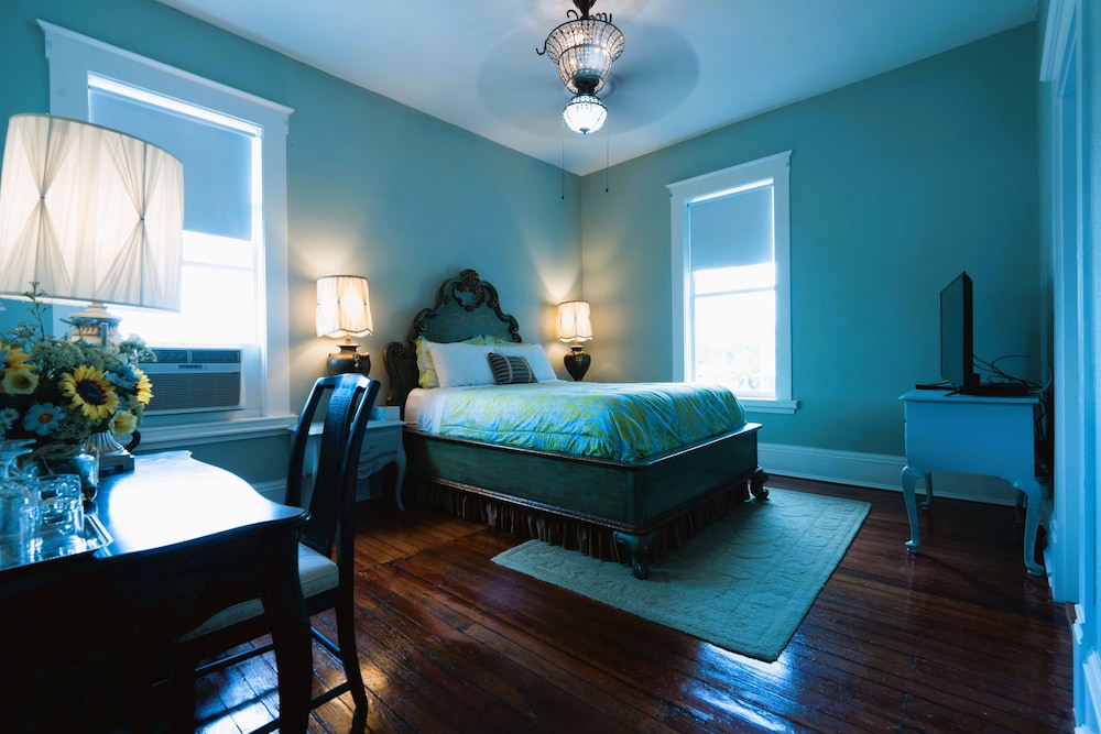 Oaak Tree Hotel - photo 33