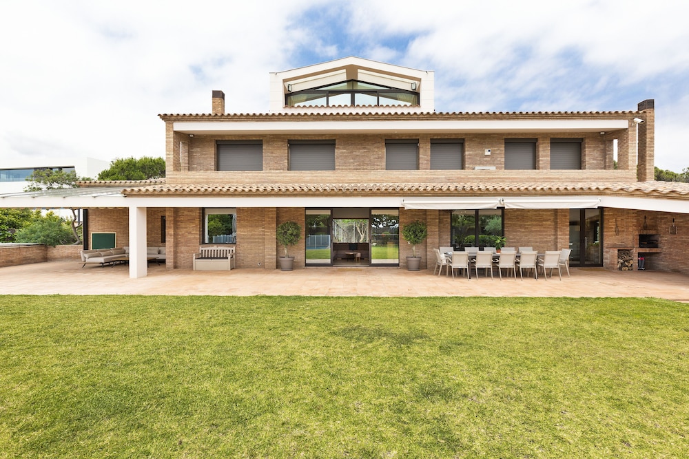 Olala Gava Beach Villa — 4-Star Luxury Hotel in Gava, Spain