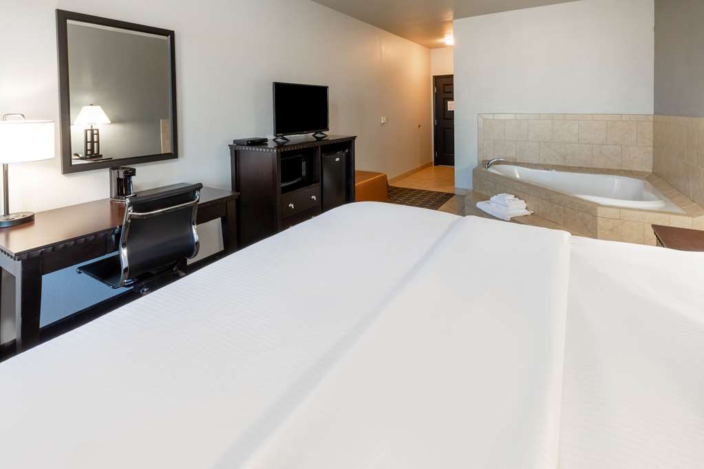 La Quinta Inn & Suites by Wyndham Mt. Pleasant - photo 23