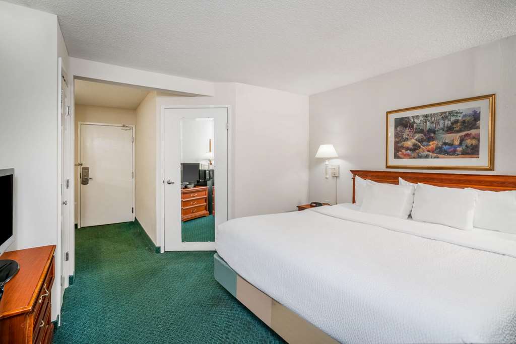 La Quinta Inn & Suites by Wyndham Nashville Franklin - photo 20