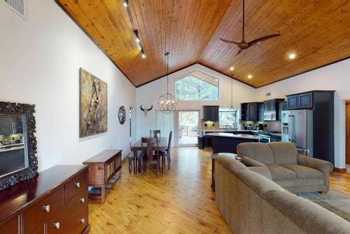 Torreon Cozy Cabin Decks BBQ 4Bedroom Sleeps 8 — 4-Star Luxury Hotel in Show Low, United States