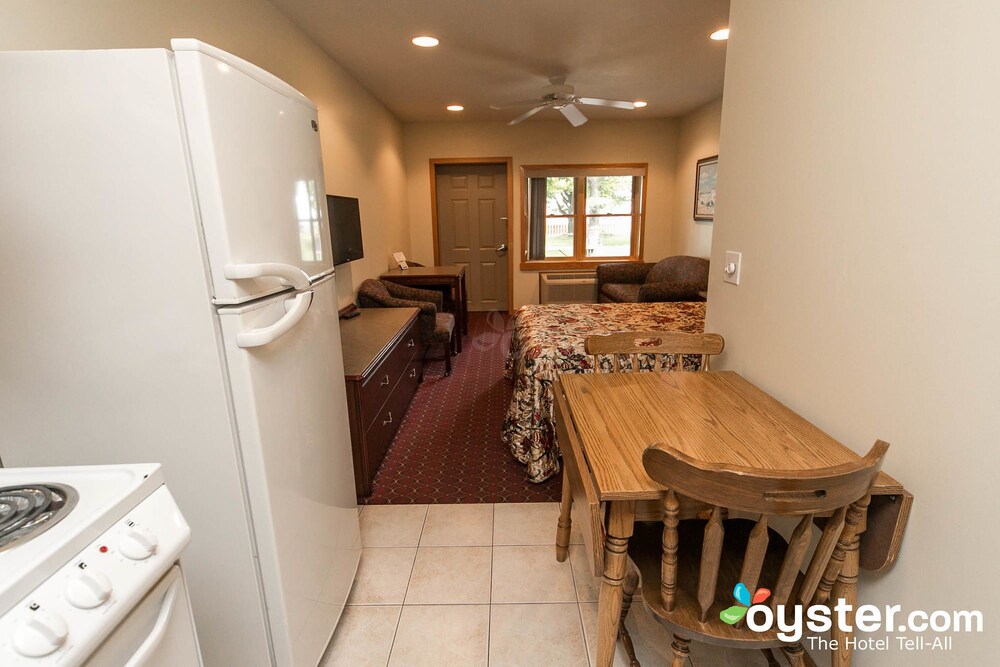 Lake Bluff Inn and Suites - photo 21