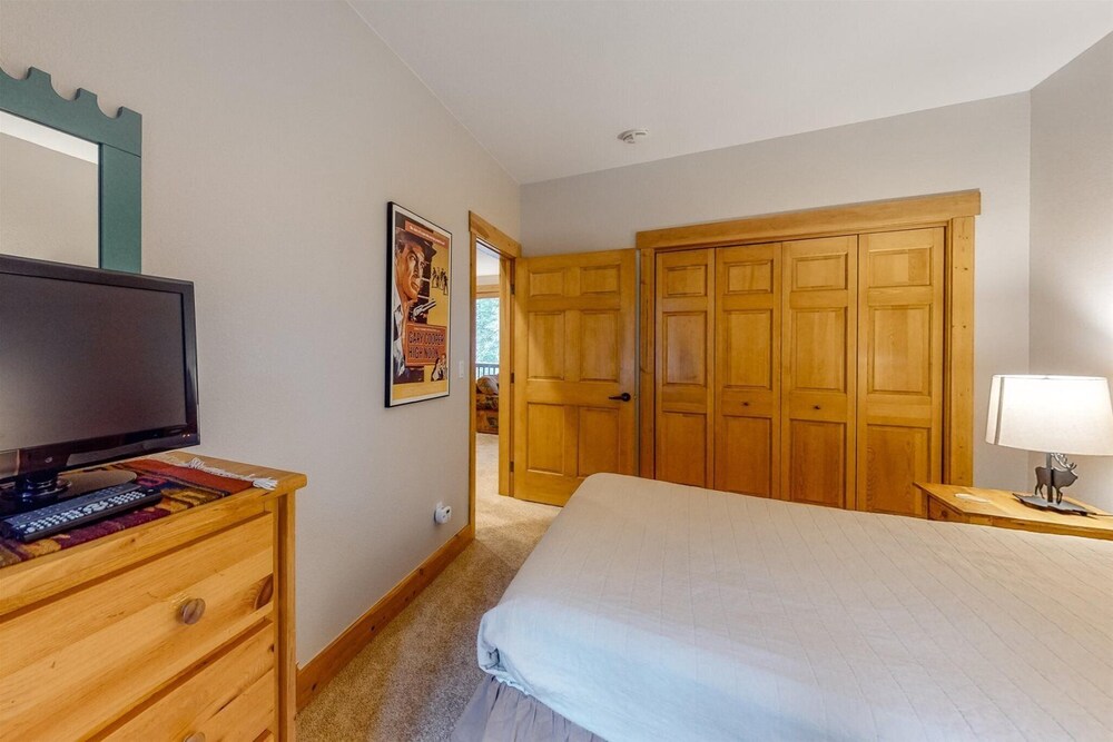 Charming Condo Nestled in the East Keystone Resort Neighborhood Shuttle to Ski Slopes Outdoor Pool and Hot Tub - photo 27