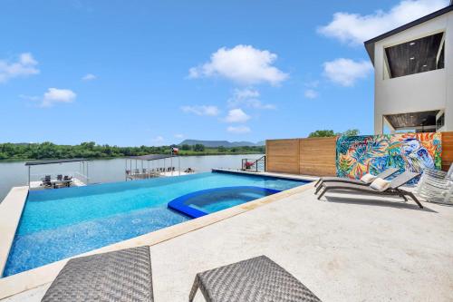 Wave on Wave Haus and Concierge Services — 4-Star Luxury Hotel in Kingsland, United States