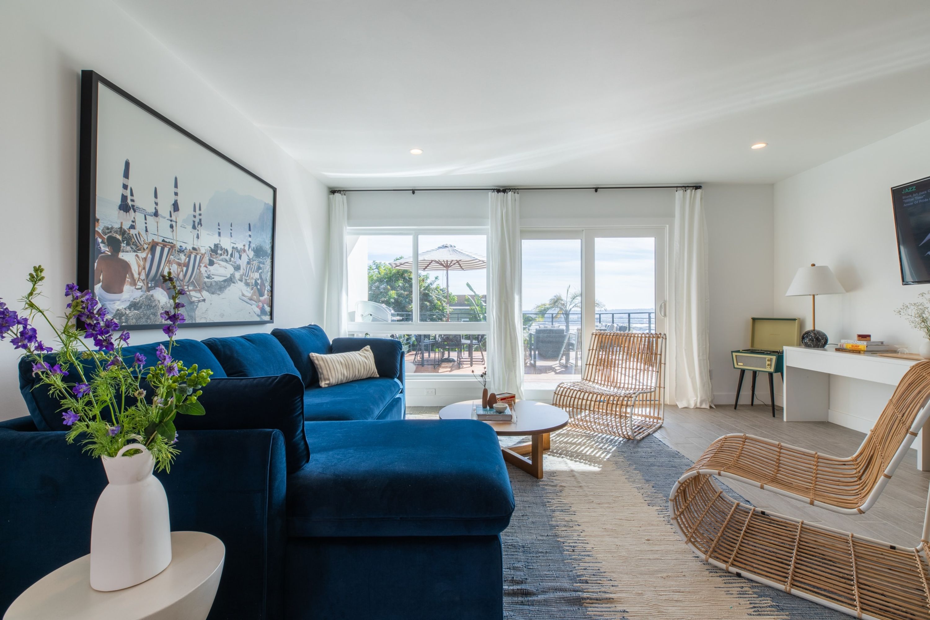 Avalon III by Avantstay Mins to Gaslamp Zoo & Airport Beautiful Deck w BBQ - photo 8