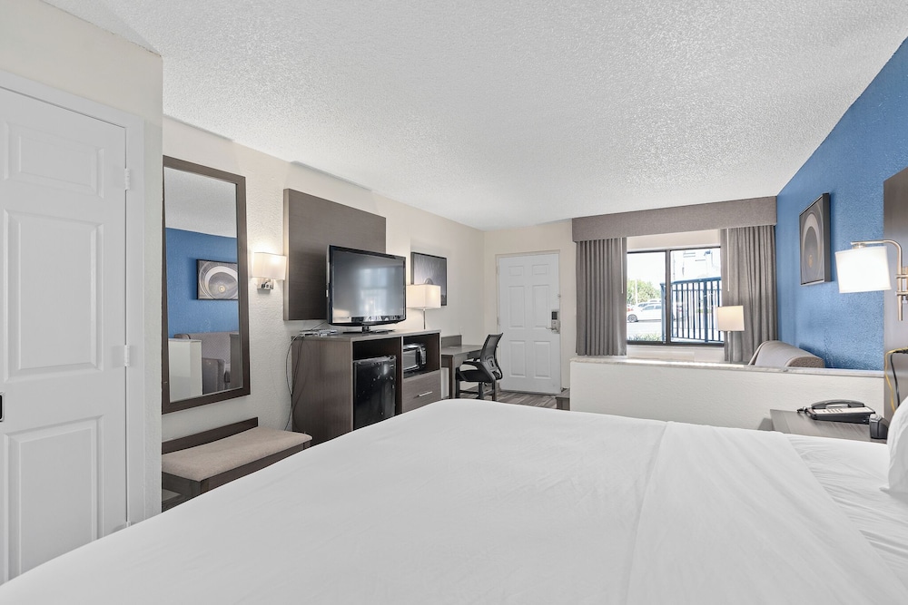 Baymont by Wyndham Orlando East - photo 7