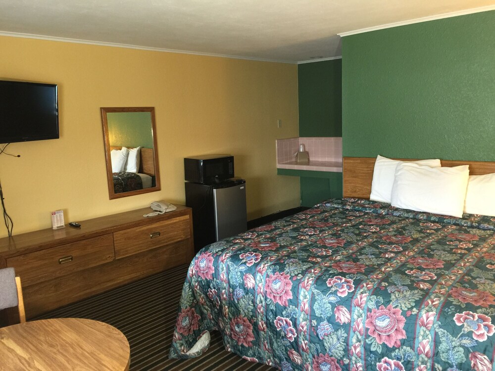 Family Budget Inn - photo 10