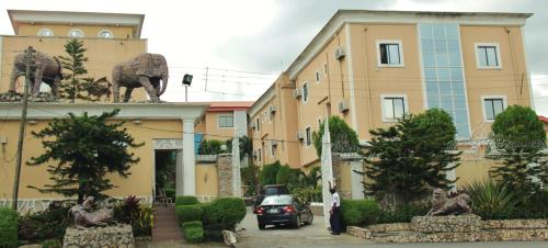 De vine Plus Hotel & Suites