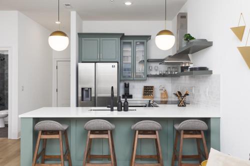 Luxury Design Condo Close to Downtown Broadway & Coffee — 4-Star Luxury Hotel in Nashville, United States