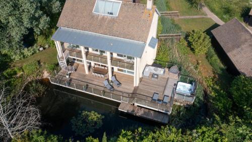 Garden Villa Cw70 Hot Tub Lakeside Spa — 4-Star Luxury Hotel in Cirencester, United Kingdom