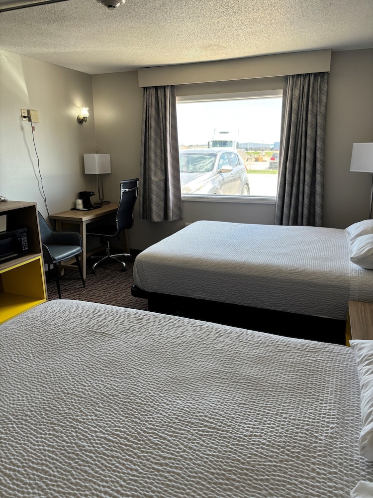 Days Inn by Wyndham West Branch Iowa City Area - photo 9