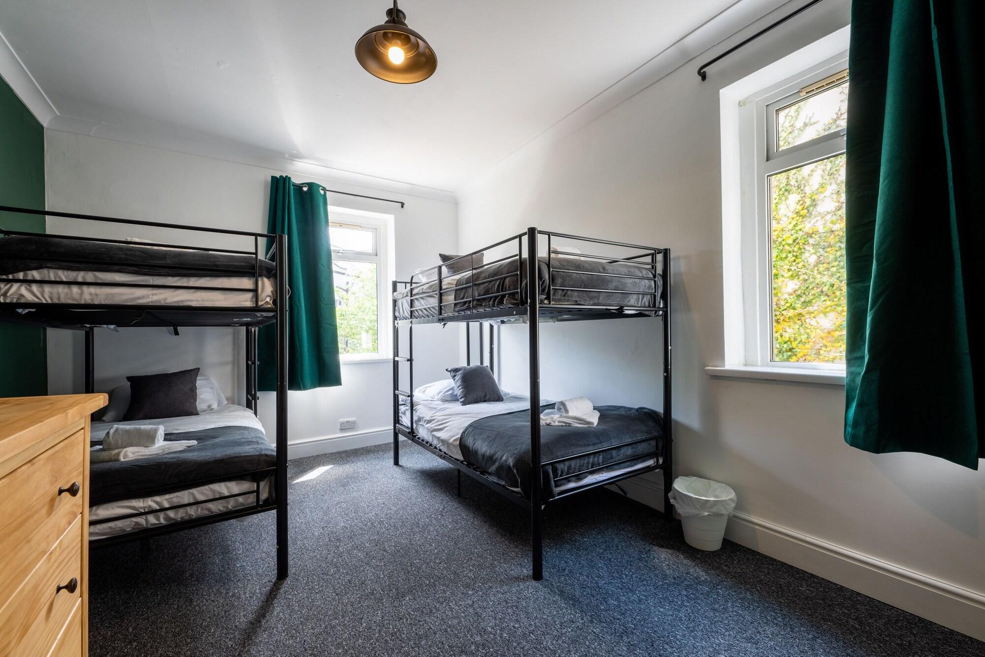 Stunning Townhouse 7 bedrooms up to 18 Guests — 4-Star Luxury Hotel in Cardiff, United Kingdom