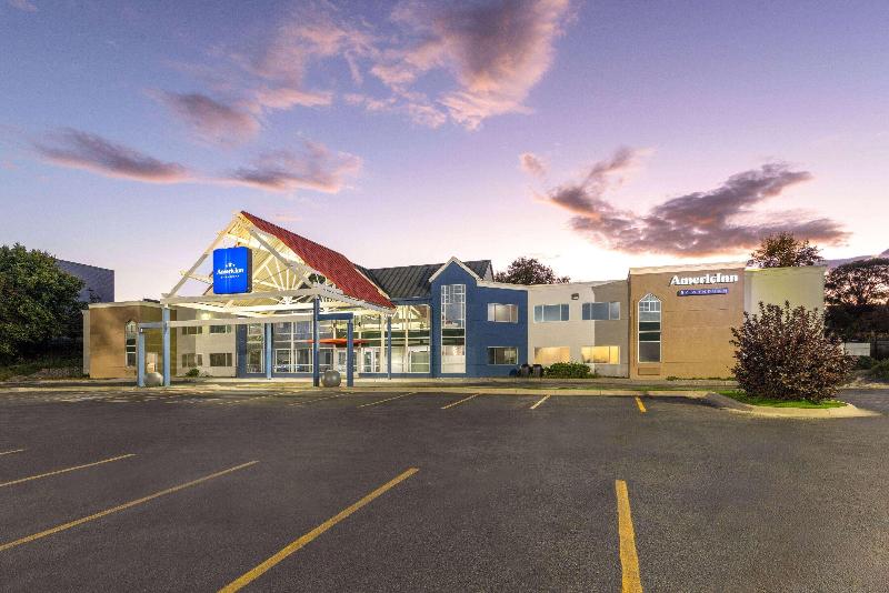 The Inn & Suites Omaha Near Zoo - photo 5