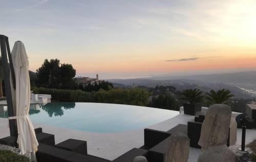Maison Charmante a Aspremont Avec Piscine Privative — 4-Star Luxury Hotel in Aspremont, France