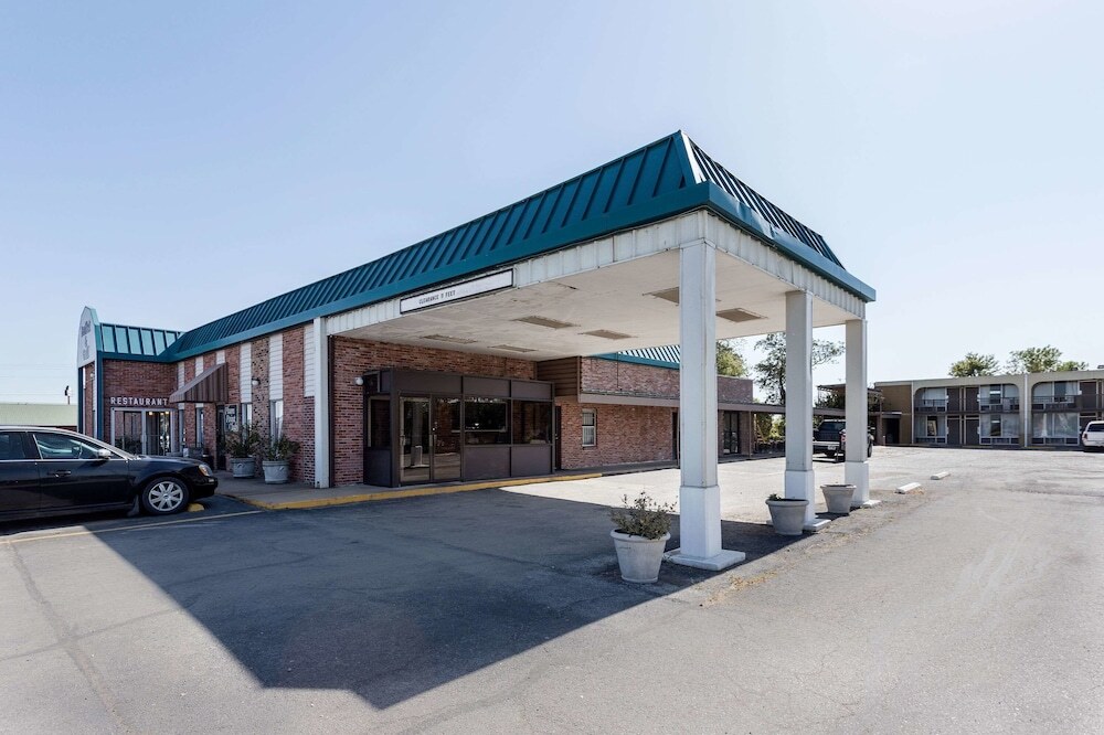 Econo Lodge - carbon neutral hotel in Jackson